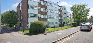 Flat to rent in Broomhill Road, Woodford Green IG8