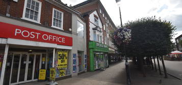 Flat to rent in High Street, Staines TW18