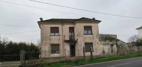 Villa all'asta in via della Stazione, 37