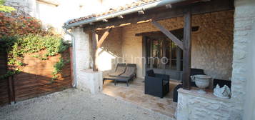 Belle maison de village avec terrasse et cour.