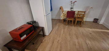 3 bedroom flat to rent