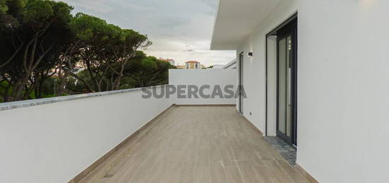 Apartamento T3 (Penthouse), a estrear, para Arrendar no Estoril (Amoreira)