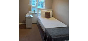 Room to rent in Bushey Road, Sutton SM1