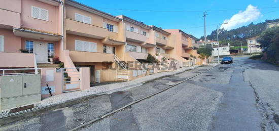 Moradia de 3 frentes junto Bombeiros Fajões Oliveira de Azeméis