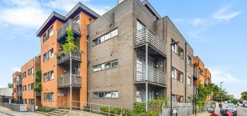 Flat for sale in Grovelands Road, London N15