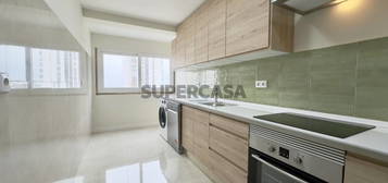 Apartamento T2 em São João do Estoril com cozinha equipada