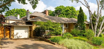 48 Kirk Bradden Rd E #7, Toronto, ON M8Y 2E7