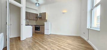 Flat to rent in Stoke Newington Road, London N16