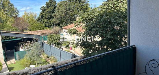 BRIGNOLES - En résidence sécurisée, très beau T2 aménagé avec terrasse, place de parking et cave