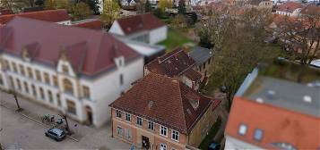 Beste Lage: Sanierungsbedürftiges Mehrfamilienhaus in bester Lage von Neustrelitz