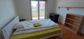 735961 - Quarto com cama de casal, com varanda...