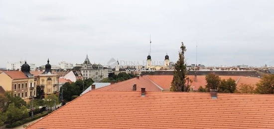 Nagytemplomra tekintő panoráma, tágas lakás a Belváros szívében!