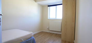 Flat to rent in Kingston Road, New Malden KT3