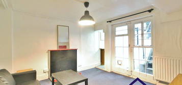 Flat to rent in Southgate Road, London N1