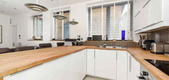 Flat to rent in North Mews, London WC1N