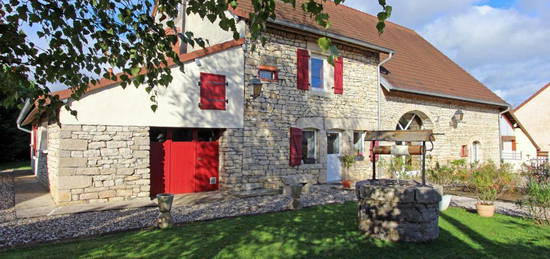 Bletterans (39 JURA), à vendre maison en pierre de 4 chambres avec dépendances au calme sur beau terrain