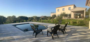 Villa récente à Uzès sur beau terrain paysagé avec piscine.