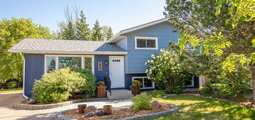 33 S Willow Cres, Lacombe, AB T4L 1V3