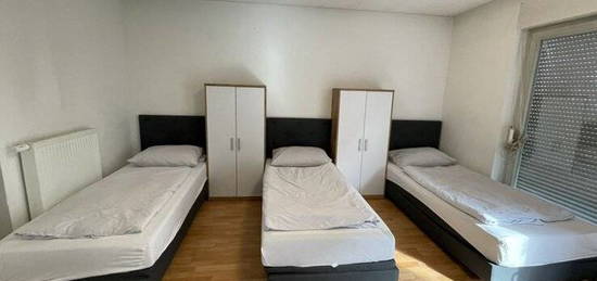 4-Zimmerwohnung mit 3 Schlafzimmer, TV, Internet, Küche, Dusche/Wc, Waschmaschine, Trockner und Parkplätze