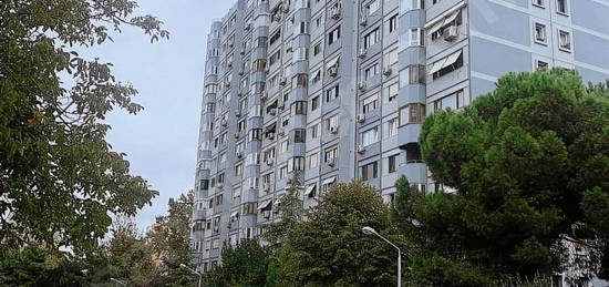 ATAKÖY 9.DA ÇARŞYANI İYİ KONUMLU BOŞ 3+1 DAİRE