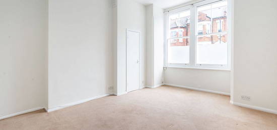 Flat to rent in Brayburne Avenue, London SW4