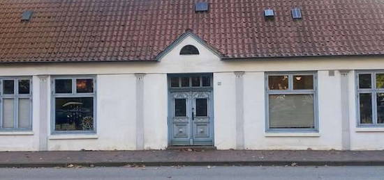 Itzehoe-Zentrum: Historisches Stadthaus mit viel Platz befristet zu vermieten