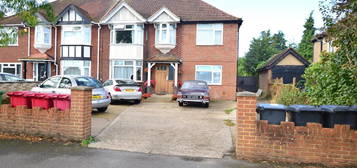 Flat to rent in Elmshott Lane, Cippenham, Slough SL1