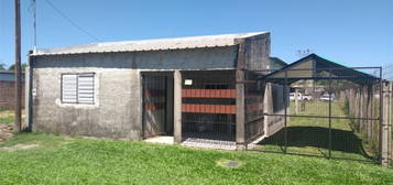 SE ALQUILA CASA-1 DORM-C/COCHERA-RECONQUISTA