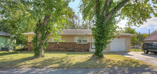 1322 Sophia St, Carthage, MO 64836