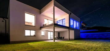 Sankt Oswald bei Freistadt: moderne Villa mit Indoorpool und Aussichtslage