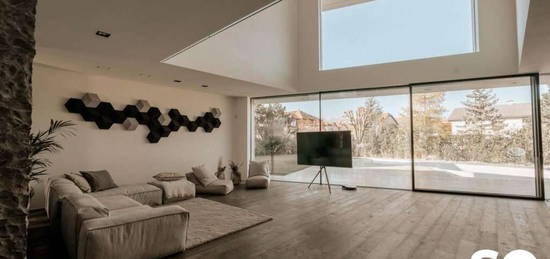 # SQ - MODERN LIVING - EXKLUSIVES EINFAMILIENHAUS MIT POOL MITTEN IN LAXENBURG