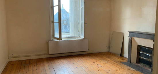 Appartement lumineux avec parquet ancien électricité refait doubles vitrages pvc terrasse balcon idéal location