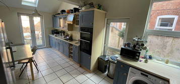 6 bedroom terraced house to rent