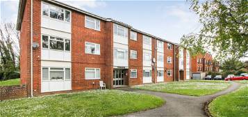 Flat to rent in Forburys, Weydon Lane, Farnham, Surrey GU9