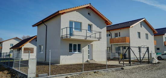 Casa individuala, 4 camere, 96 mp utili, 300 mp teren, libera la vanzare