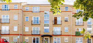 Flat for sale in St. Andrews Mews, Stoke Newington N16