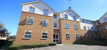 Flat to rent in Elm Park, Reading, Berkshire RG30