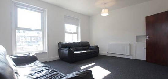 Flat to rent in Goldhawk Road, Shepherd's Bush W12