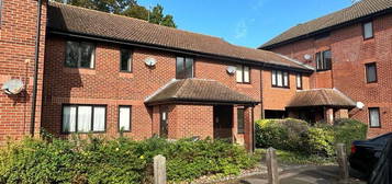 Flat to rent in Worcester Drive, Didcot OX11