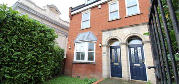 4 bed end terrace house to rent