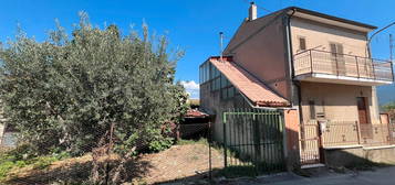 Casa indipendente con giardino