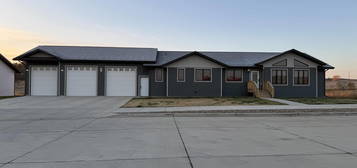 205 11th Ave NW, Watford City, ND 58854