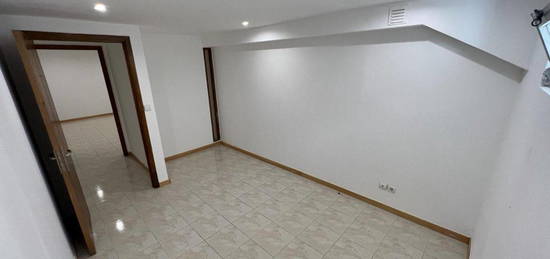 Cave transformada em apartamento T3.