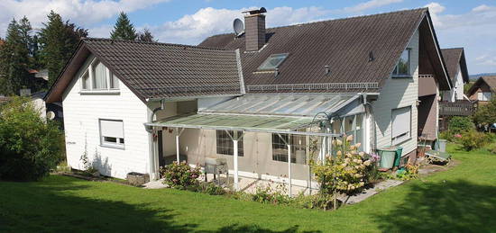 Einfamilien-Wohnhaus mit Einliegerwohnung u. Garagengebäude mit Carport in ruhiger Lage von Detmold-OT Heiligenkirchen-Schling