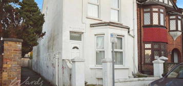 Flat to rent in Shakespeare Road, Gillingham ME7