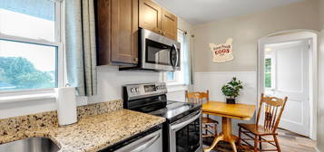 53 Division House St Unit Carriage, Canton, NC 28716