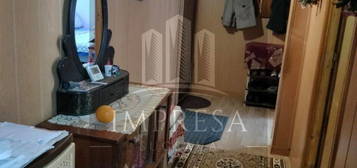 Se inchiriaza apartament 3 camere semidecomandat etaj 1 mobilat