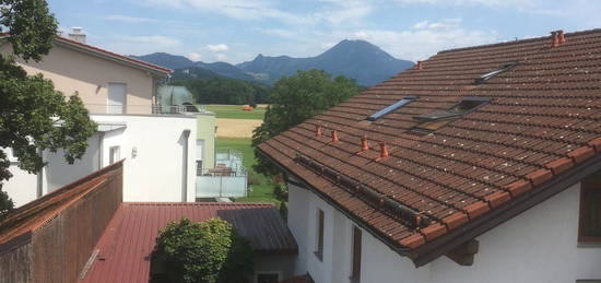 Lichtdurchflutete Dachgeschosswohnung mit Sichtdachstuhl