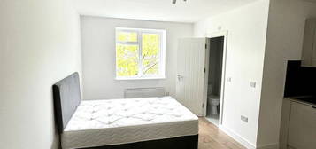 Studio to rent in Colney Hatch Lane, London N10