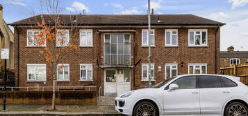 Flat for sale in Barnfield Lodge, Tooting Broadway SW17